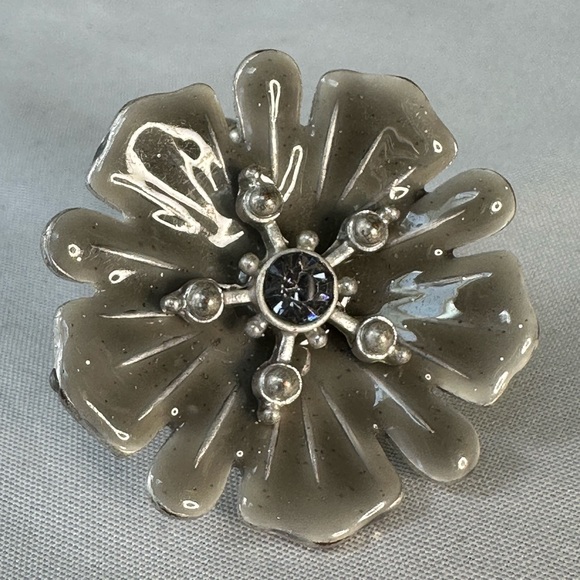 Six sparkly adjustable silvertone flower and abstract style ringd - Picture 11 of 11